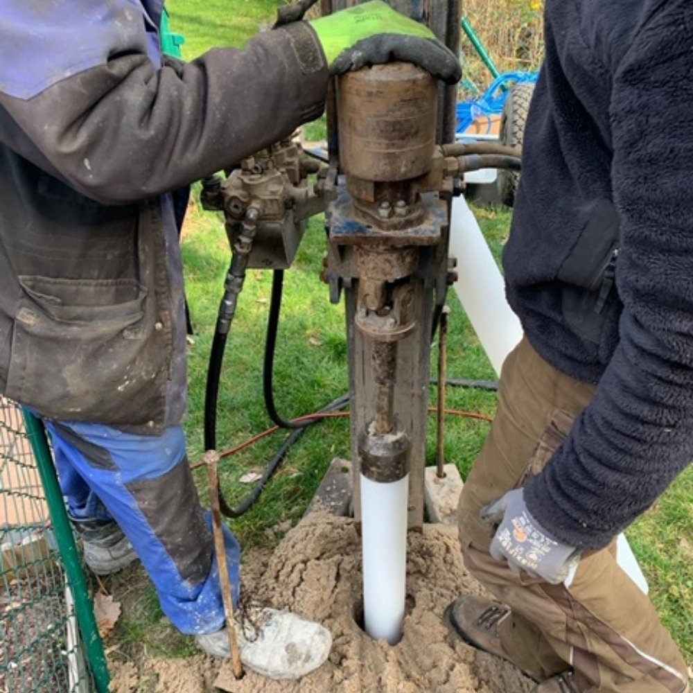 bild eines brunnenbau und brunnenregenerierung 2 personen halten den bohrer berlin brandenburg